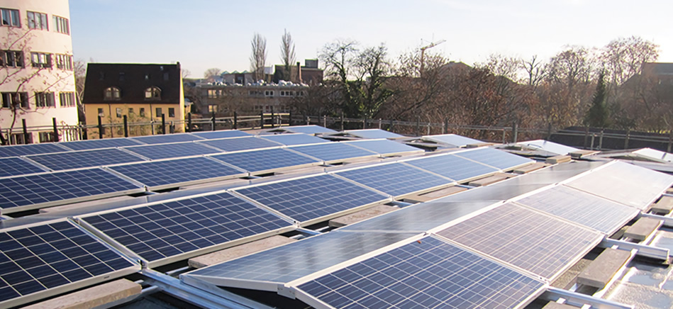 ドイツ・フランクフルトの中心街にある建物屋根に設置された、ハンファQセルズの太陽電池モジュール